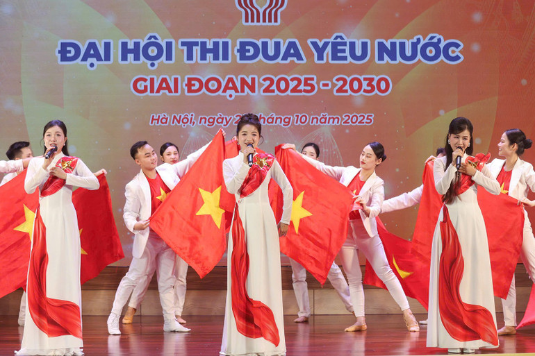 Các tiết mục văn nghệ chào mừng Đại hội. z7162706122470-7faa7d933fe703ee1a88a24e19ec169e.jpg