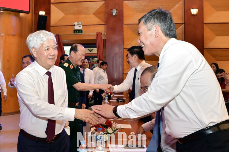 Đồng chí Đỗ Văn Chiến và đại diện các đơn vị liên quan đến dự Hội nghị. miu-2705-620.jpg