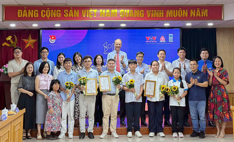 Các tác giả, đại diện nhóm tác giả dự án xuất sắc cùng thành viên Ban tổ chức cuộc thi. 29f86d278510324e6b01.jpg