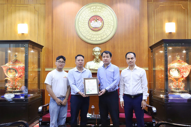 Phó Bí thư Đảng ủy Mặt trận Tổ quốc, các đoàn thể Trung ương Ngô Văn Cương (thứ 2 từ phải sang) tiếp nhận ủng hộ. z7086549893498-d3b10bcf3606e12fa7f53b685db31243.jpg