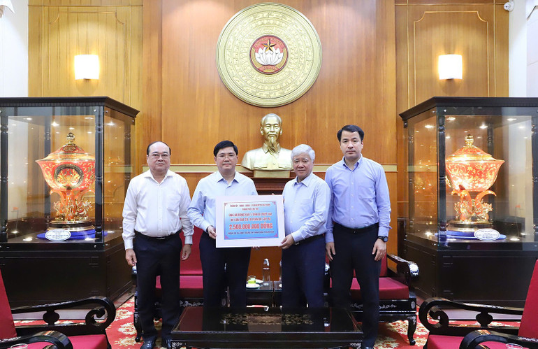 Đồng chí Đỗ Văn Chiến tiếp nhận ủng hộ từ đại diện lãnh đạo thành phố Cần Thơ. z7086550241060-cdc33c0cee9ea9f2134846b2c73ae6cc.jpg