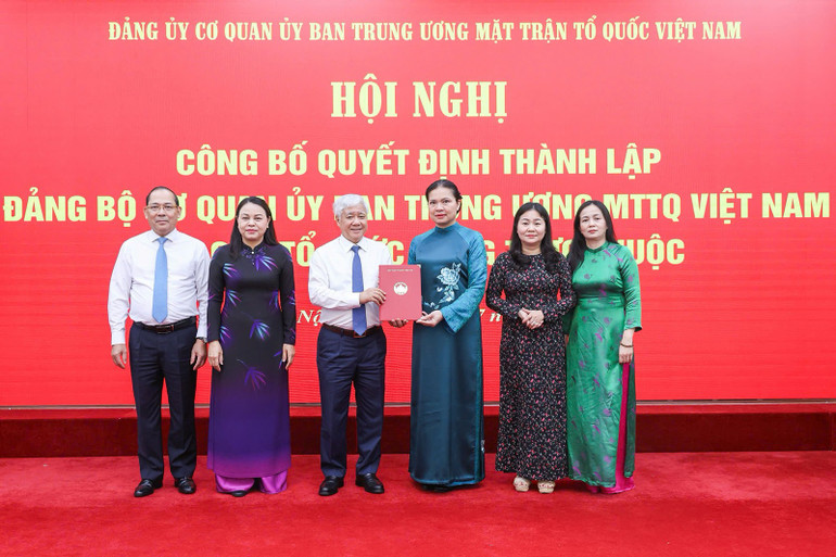 Đồng chí Đỗ Văn Chiến trao Quyết định thành lập Đảng bộ Cơ quan Ủy ban Trung ương Mặt trận Tổ quốc Việt Nam, các tổ chức đảng trực thuộc. 116206a831fab8a4e1eb.jpg