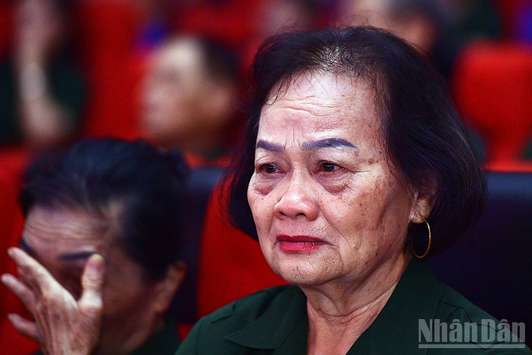 Các đại biểu cựu thanh niên xung phong xúc động trước những hình ảnh gợi nhớ về một thời hoa lửa. ndo_br_miu-3873.jpg