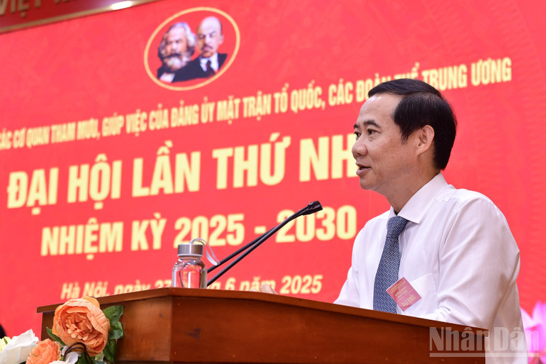 Phó Bí thư Đảng ủy Mặt trận Tổ quốc, các đoàn thể Trung ương Nguyễn Thái Học phát biểu ý kiến tại đại hội. ndo_br_miu-2594.jpg