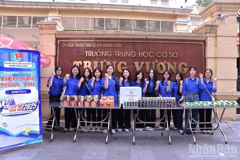 Tình nguyện viên Thủ đô đến sớm chờ đợi thí sinh và phụ huynh thí sinh những ngày qua. ndo_br_miu-1809.jpg