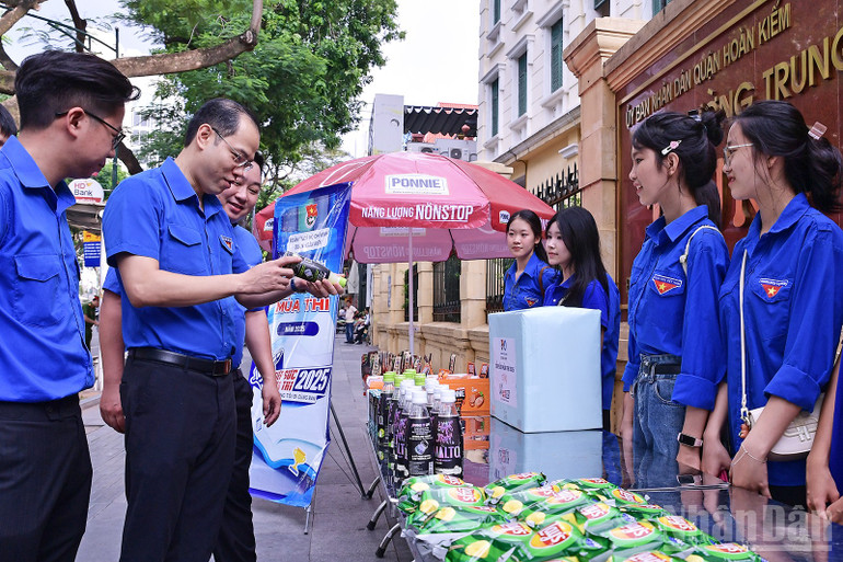 Thường trực Thành đoàn, Hội Sinh viên thành phố Hà Nội kiểm tra công tác chuẩn bị của chương trình "Tiếp sức mùa thi" năm 2025. ndo_br_miu-1843.jpg