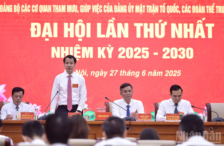 Đồng chí Ngô Văn Cương điều hành phiên thảo luận tại đại hội. ndo_br_miu-2545.jpg
