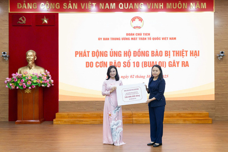 Đồng chí Nguyễn Thị Thu Hà tiếp nhận ủng hộ từ Trung ương Đoàn Thanh niên Cộng sản Hồ Chí Minh. z7074138157791-6409da5a6ef65a6ff00b3521a9b880a1.jpg