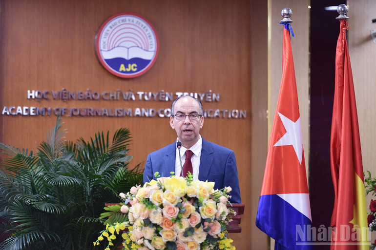 Đại sứ Rogelio Polanco Fuentes phát biểu ý kiến tại Chương trình. ndo_br_miu-1049.jpg