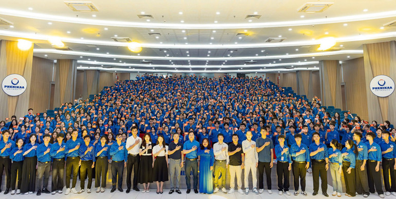 Phenikaa University volunteers participate in training. 5ae8ab1d70e3f8bda1f2.jpg