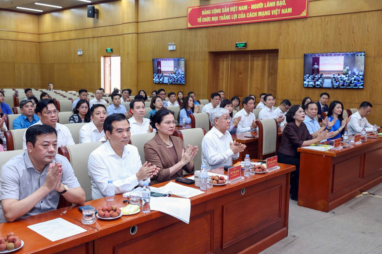 Các đại biểu dự buổi lễ. 620893c12a199c47c508.jpg