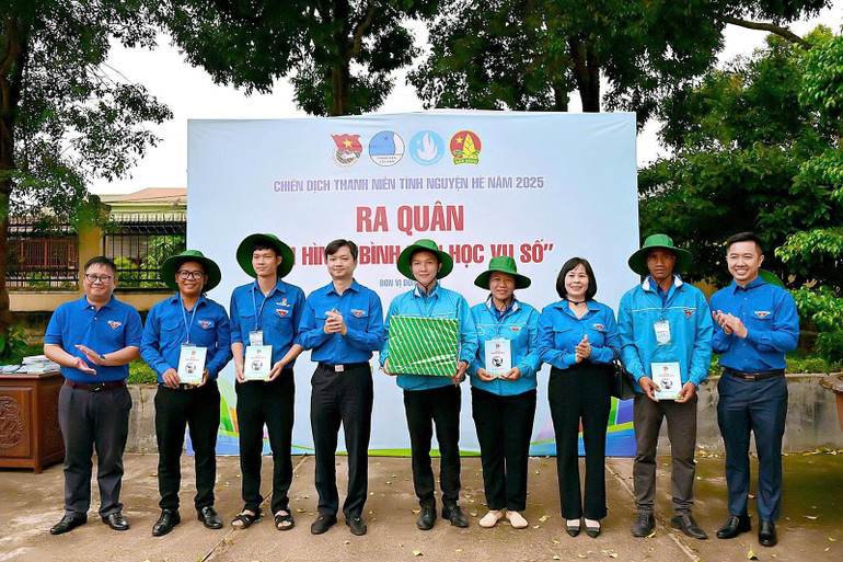 Các Bí thư Trung ương Đoàn và Chủ tịch Hội Sinh viên Việt Nam Nguyễn Minh Triết (thứ 4 từ trái sang) trao kinh phí, vật phẩm hỗ trợ các đội hình "Bình dân học vụ số". b866233706aeb2f0ebbf.jpg