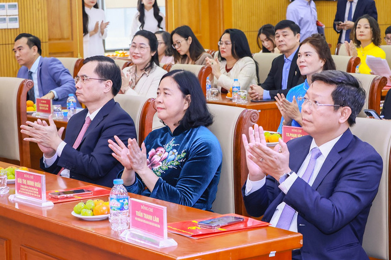 Đồng chí Bùi Thị Minh Hoài và đại diện các ban, bộ, ngành, đoàn thể đến dự buổi lễ.