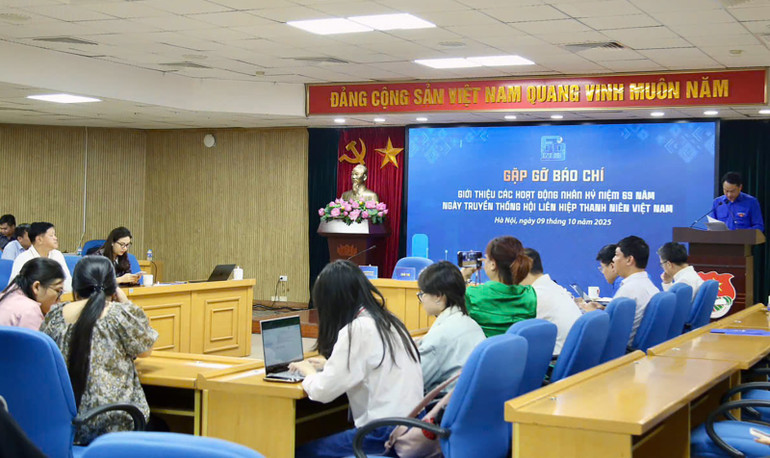 Toàn cảnh chương trình. 1072808026727016691.jpg