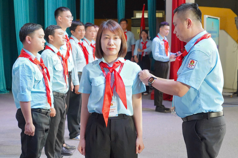 Phó Chủ tịch Hội đồng Đội Trung ương, Chủ tịch Hội đồng Huấn luyện Trung ương Lê Anh Quân gắn huy hiệu tặng các trại sinh. 9b31b3a7efef58b101fe.jpg