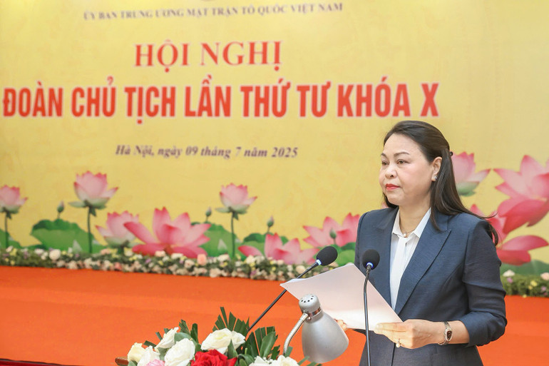 Đồng chí Nguyễn Thị Thu Hà trình bày Tờ trình tại Hội nghị. z6785771915010-0bfd6b2ca4dd960886a449433dd346d0.jpg