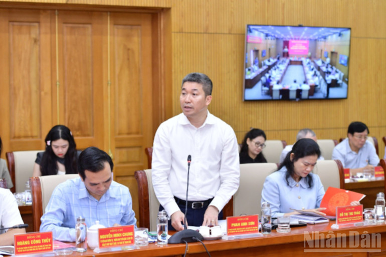 Các đại biểu thảo luận tại hội nghị. ndo_br_1000026163-6343.jpg