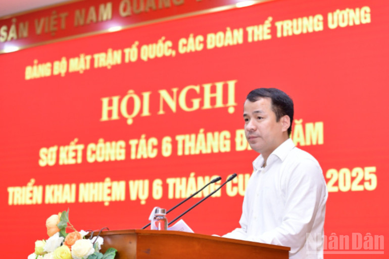 Đồng chí Ngô Văn Cương trình bày các báo cáo. ndo_br_1000026158-5600.jpg