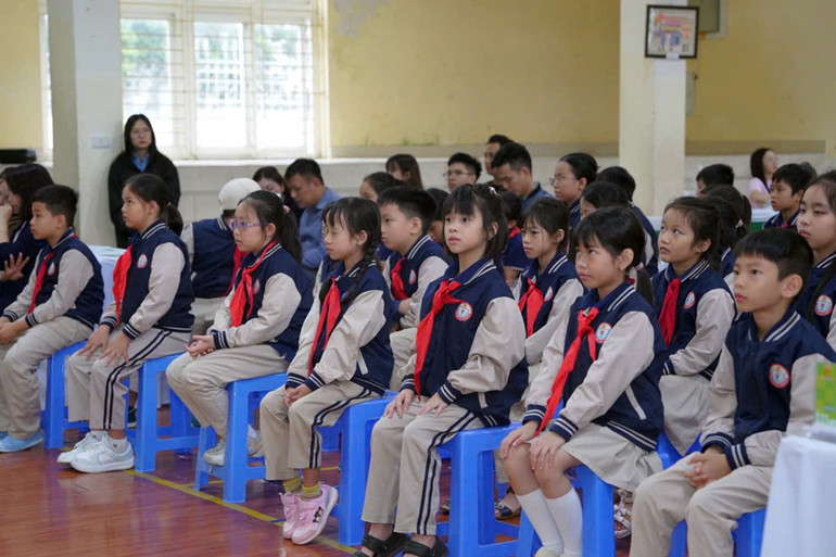 Många elever deltog i turneringens öppningsceremoni. 6bc60c596be1e6bfbff0.jpg