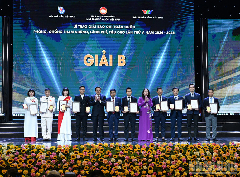 Các đồng chí Phan Đình Trạc, Võ Thị Ánh Xuân (thứ 5 và 8 từ trái sang) trao giải B tặng các tác giả, đại diện nhóm tác giả. (Ảnh: TRẦN HẢI) ndo_br_9a30d839c58648d81197.jpg