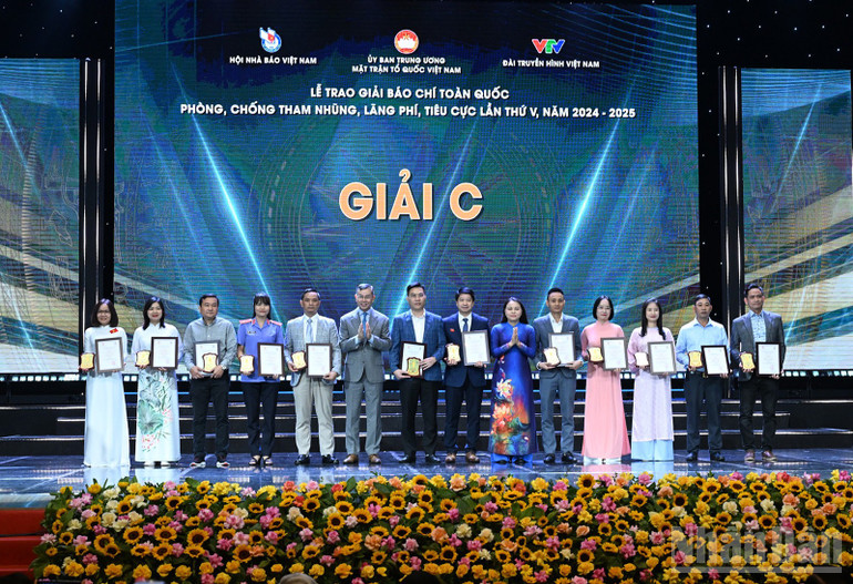 Đại diện lãnh đạo các ban, bộ, ngành trao giải C tại buổi lễ. (Ảnh: TRẦN HẢI) ndo_br_b6ff93af8c10014e5801.jpg