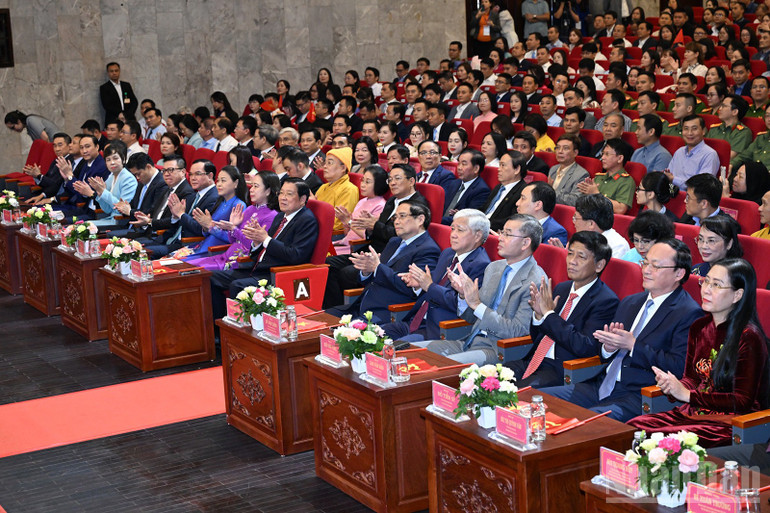 Các đồng chí Lãnh đạo Đảng, Nhà nước, đại diện các ban, bộ, ngành, đoàn thể Trung ương, cơ quan báo chí dự buổi lễ. (Ảnh: TRẦN HẢI) ndo_br_5bc982491bf596abcfe4.jpg