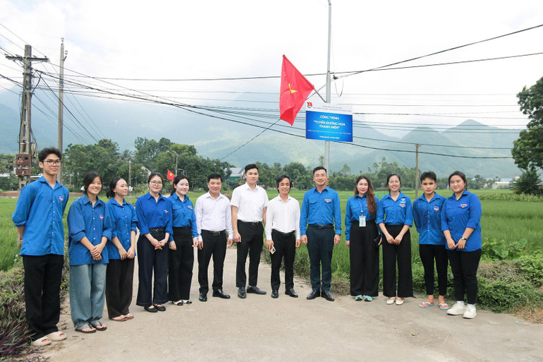 Đồng chí Nguyễn Nhất Linh (thứ 5 từ phải sang) và đại diện các đơn vị liên quan cùng đoàn viên, thanh niên địa phương trước công trình "Tuyến đường hoa thanh niên". 340ea9e4f7ef7eb127fe.jpg