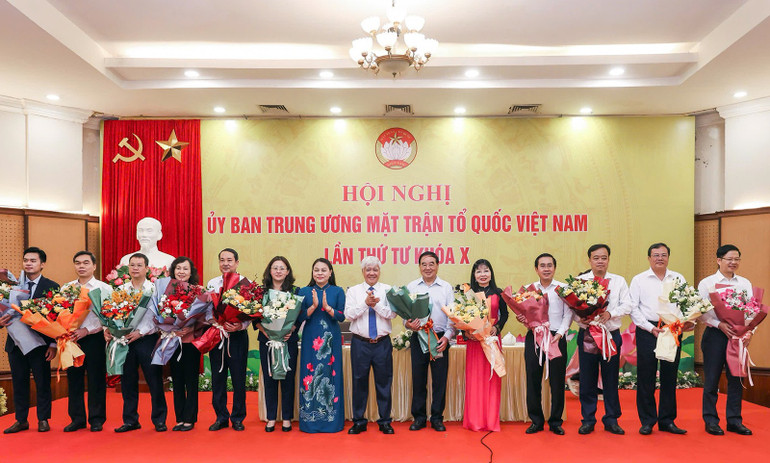 Các đồng chí Đỗ Văn Chiến, Nguyễn Thị Thu Hà (thứ 7 và 8 từ phải sang) tặng hoa chúc mừng các đồng chí được hiệp thương cử tham gia Ủy ban Trung ương Mặt trận Tổ quốc Việt Nam khóa X. 82173d665847ee19b756.jpg