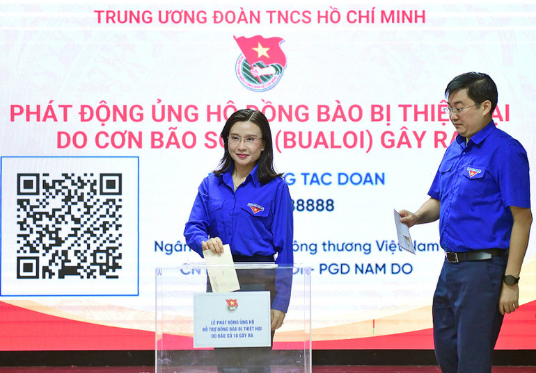 Các đồng chí đại diện lãnh đạo, cán bộ Cơ quan Trung ương Đoàn quyên góp tại chương trình. da09dd450dc88796ded9.jpg