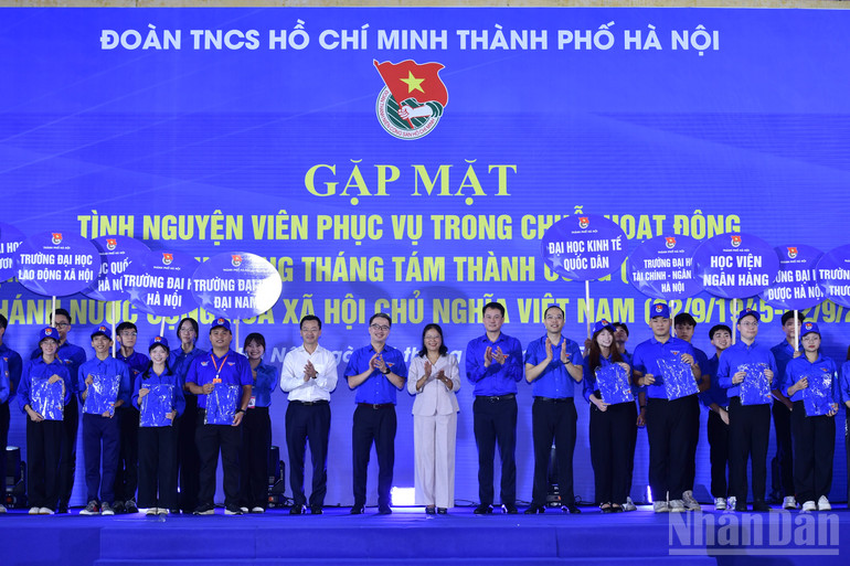 Đại diện Trung ương Đoàn, Trung ương Hội Liên hiệp Thanh niên Việt Nam, Đoàn Thanh niên thành phố Hà Nội và các đơn vị liên quan trao vật phẩm hỗ trợ các đội hình tình nguyện. ndo_br_miu-5426.jpg