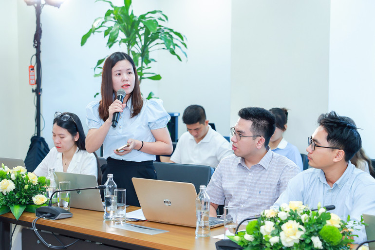Đại diện các cơ quan báo chí trao đổi về chương trình tại buổi lễ. tnt-5275.jpg