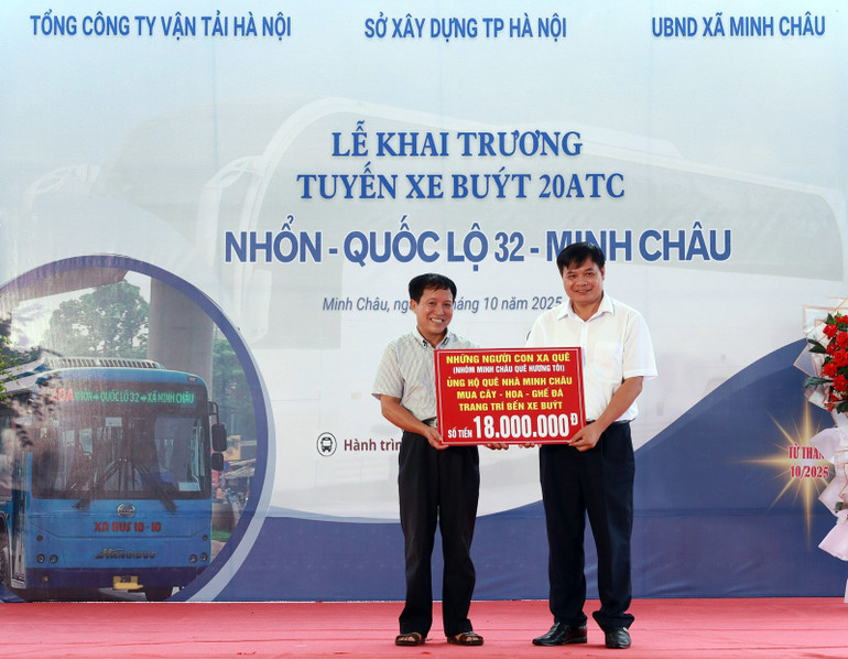 Các nhà hảo tâm trao tặng kinh phí quyên góp để phát triển bến xe buýt Minh Châu. 560ea3803583b8dde192.jpg