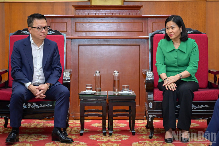 Đồng chí Nguyễn Thị Tuyến phát biểu ý kiến tại buổi tiếp nhận ủng hộ. (Ảnh: BẢO LONG)