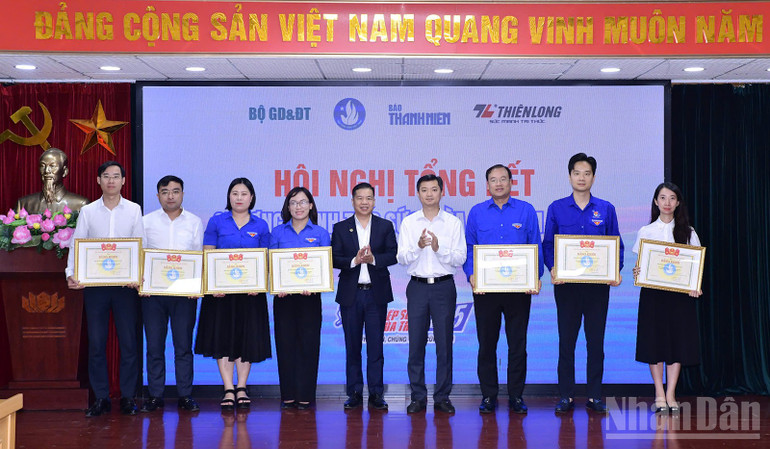 Dịp này, Trung ương Hội Sinh viên Việt Nam đã trao Bằng khen tặng một số đơn vị có thành tích xuất sắc trong công tác triển khai chương trình "Tiếp sức mùa thi" năm 2025. ndo_br_a1edb65a99e810b649f9.jpg