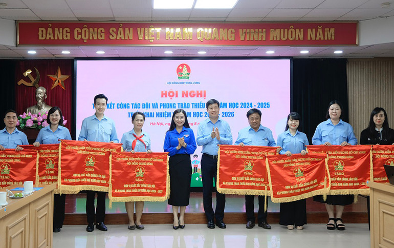 Đại diện Hội đồng Đội Trung ương trao Cờ thi đua tặng các đơn vị có thành tích xuất sắc trong năm học 2024-2025. 31e8a8e8c4b84ce615a9.jpg