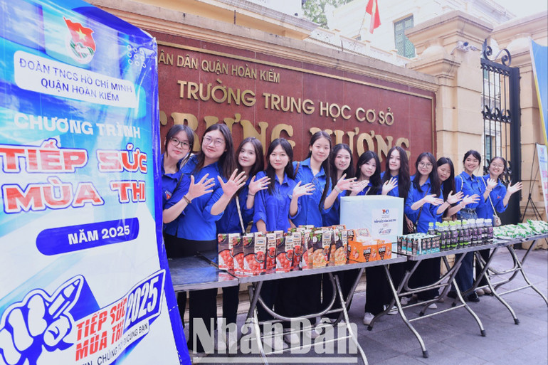 Các tình nguyện viên với nước uống, đồ ăn nhẹ và một số loại vật phẩm miễn phí dành tặng thí sinh, người nhà thí sinh tại điểm thi Trường trung học cơ sở Trưng Vương (Hà Nội). miu-1813-6061-3130.jpg