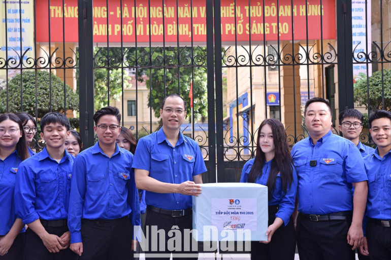 Đồng chí Nguyễn Tiến Hưng (thứ 4 từ trái sang) trao vật phẩm hỗ trợ tặng lực lượng tình nguyện viên Thủ đô sáng 26/6. miu-1867-8880.jpg