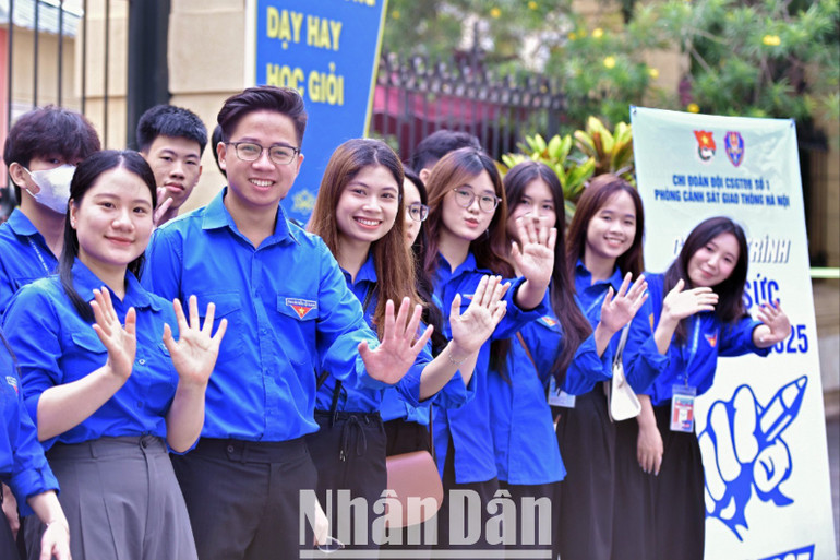 Lực lượng tình nguyện viên sẽ thực hiện nhiều nhiệm vụ như phân luồng giao thông, hướng dẫn thí sinh và người nhà thí sinh, hỗ trợ tìm phòng thi, cung cấp nước uống, đồ ăn miễn phí. miu-1901-987.jpg
