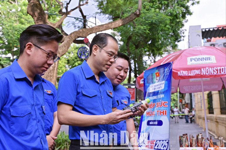 Đoàn công tác của Thành đoàn, Hội Sinh viên Thành phố Hà Nội kiểm tra nước uống, đồ ăn nhẹ, nhu yếu phẩm được chuẩn bị cho thí sinh và người nhà thí sinh. miu-1846-9765.jpg
