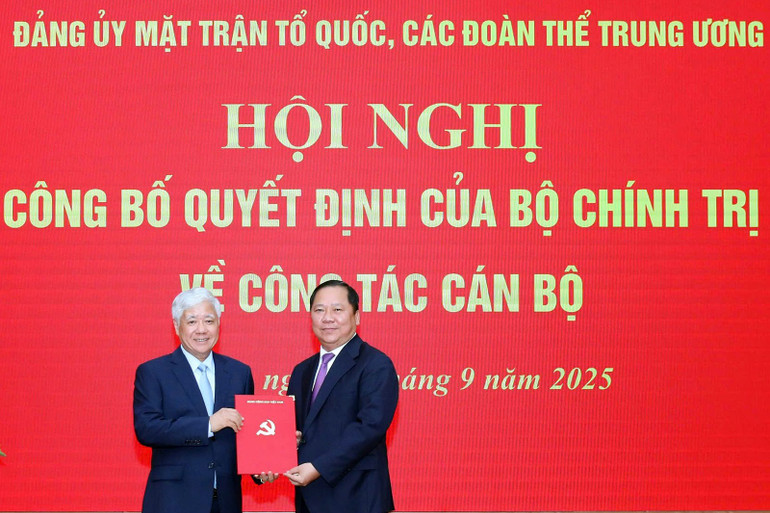 Đồng chí Đỗ Văn Chiến trao Quyết định của Bộ Chính trị phân công, điều động đồng chí Nguyễn Phi Long. z6980465973956-c992633a74a48888ec3a1b7fa651dba8.jpg