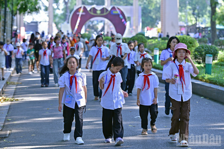 Đông đảo thiếu nhi từ khắp mọi miền Tổ quốc đến với Ngày hội từ sáng sớm. ndo_br_miu-4972.jpg