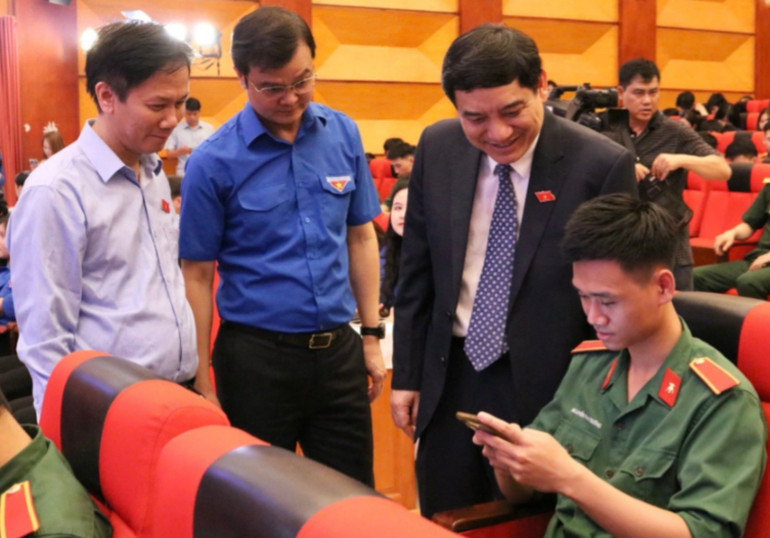 Các đồng chí đại diện lãnh đạo ban, bộ, ngành, đoàn thể thăm, động viên thí sinh tranh tài hưởng ứng Cuộc thi sau buổi lễ. 1000022741-5625.jpg