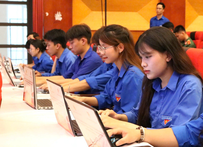 Đông đảo đoàn viên, thanh niên có mặt tại buổi lễ để tranh tài hưởng ứng. 1000022742.jpg