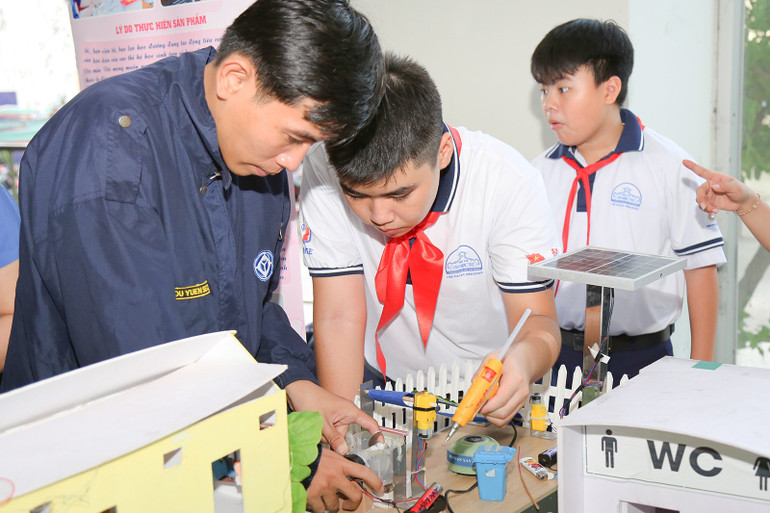 Các bạn nhỏ hoàn thiện sản phẩm ngay tại chỗ trước giờ thi đấu. img-0124.jpg