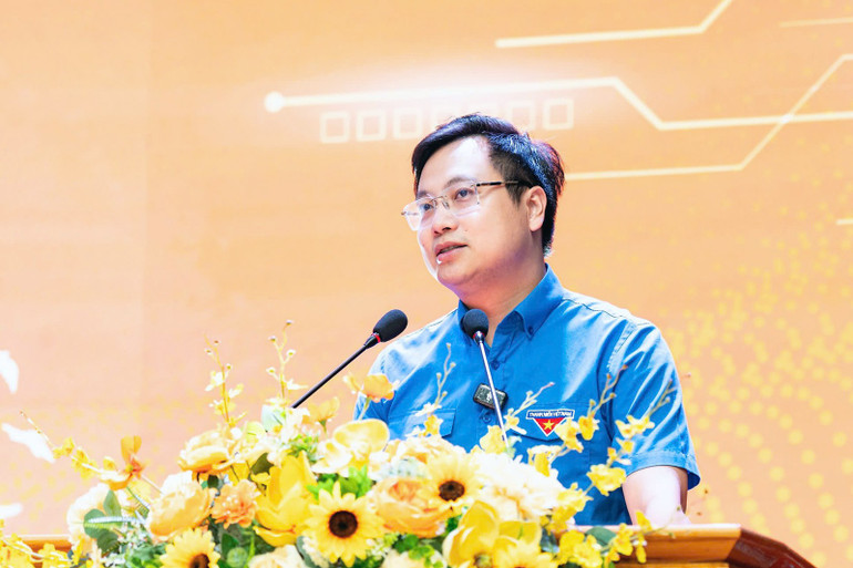 Deputy Secretary of Hanoi Youth Union Tran Quang Hung spoke at the program. de3fedaf3651be0fe740.jpg