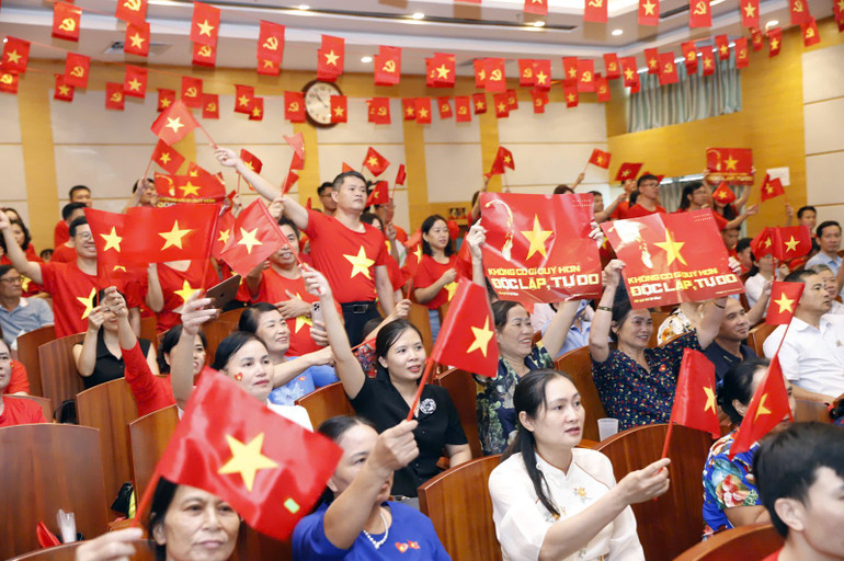 Không khí sôi nổi tại chương trình. 76b6d5ebe4a86ff636b9.jpg