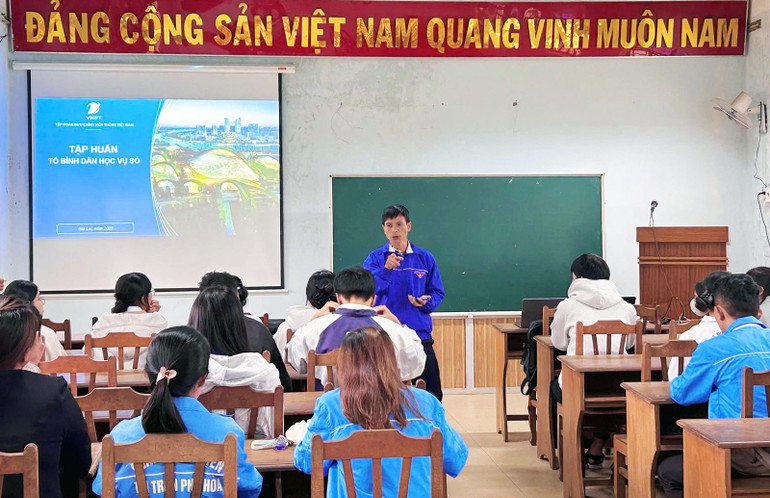 Quang cảnh một lớp tập huấn "Bình dân học vụ số" do tổ chức Đoàn Thanh niên ở cơ sở triển khai. 8eb738721aebaeb5f7fa.jpg