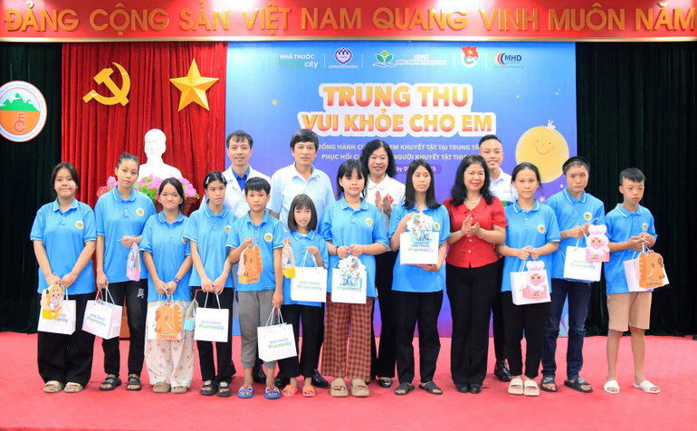 Những phần quà ý nghĩa đã được trao tận tay các em nhỏ hoàn cảnh khó khăn. 731145f5a252280c7143.jpg