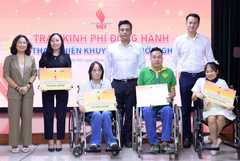 Ban tổ chức Tọa đàm trao kinh phí hỗ trợ các dự án khởi nghiệp tiêu biểu của thanh niên khuyết tật. 48e32d2e3cc1b49fedd0.jpg