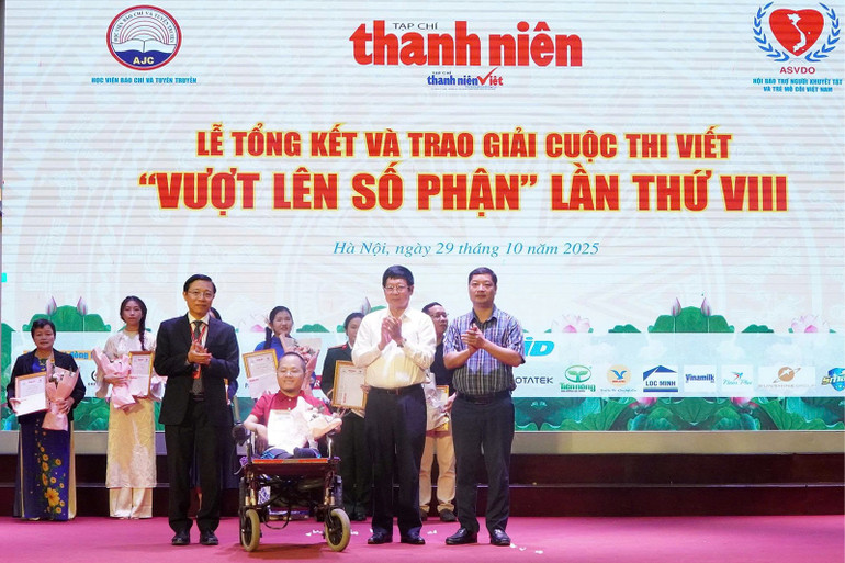 Ban tổ chức trao giải A tặng tác giả Phạm Sỹ Long. a8443e54b0fd3da364ec.jpg